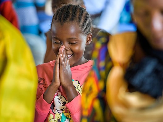 little girl praying